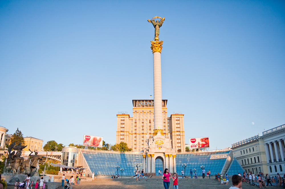 Киев главное. Площадь Незалежности Киев Стелла. Майдан Незалежності Київ. Площадь Майдана в Киеве Стелла. Монумент Украина на площади.